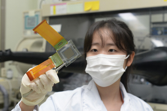 ETRI는 유기물을 활용해 두께를 줄이면서 인식 범위를 화면 전체로 확장할 수 있는 '고성능 지문인식 센서'를 개발했다.  ETRI 제공